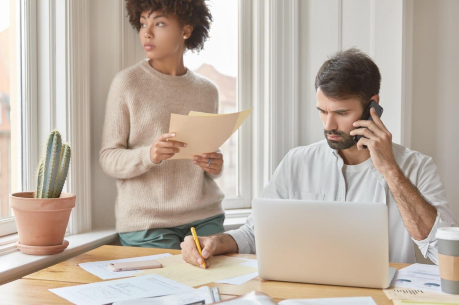 Analyste travaillant sur des modèles financiers