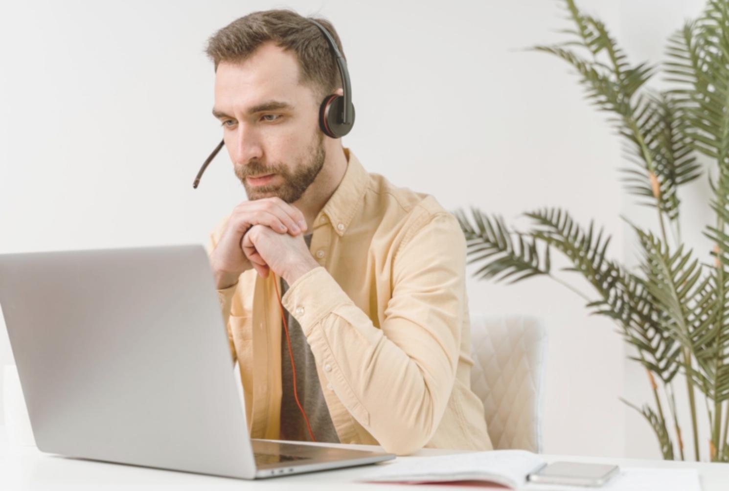 Environnement de travail d'analyse financière avec écrans et documentation